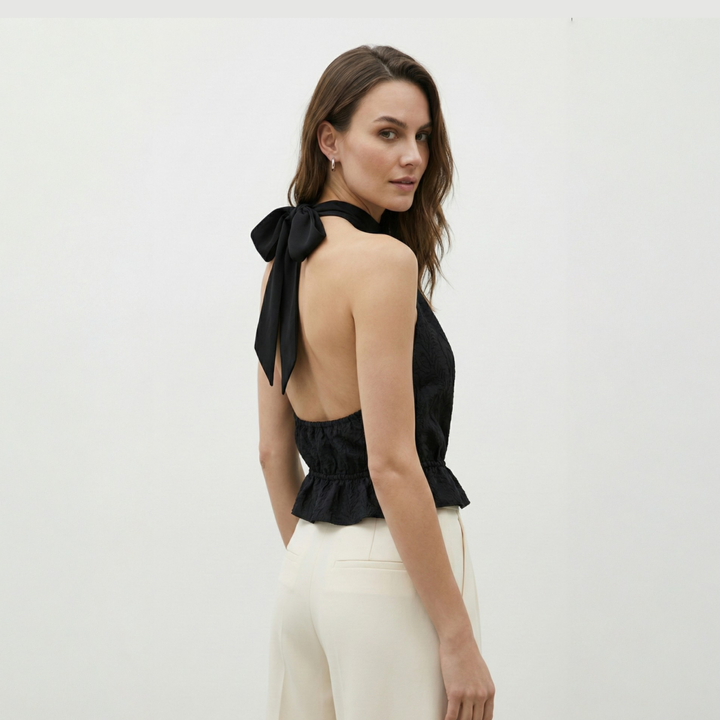 Fiyonk Detaylı Sırt Dekolteli Bluz